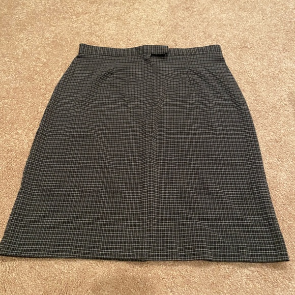 Black and Gray Plaid Skirt - Picture 2 of 8